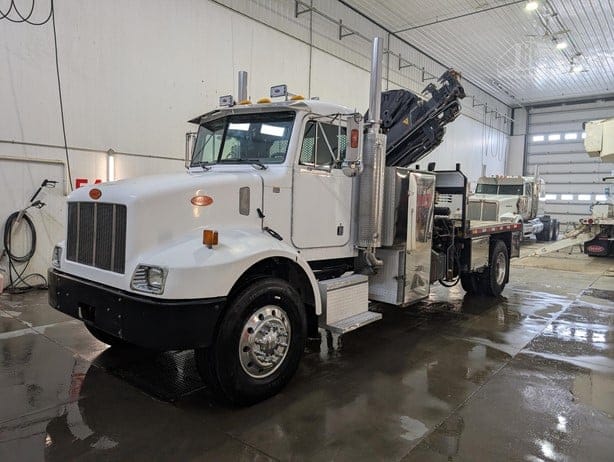2005 PETERBILT 330