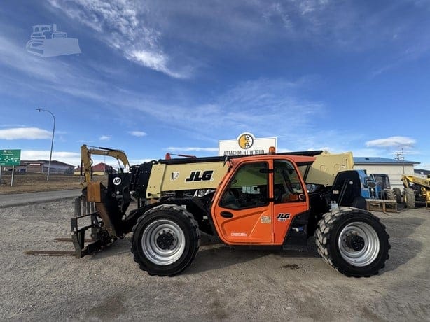 2016 JLG 1055