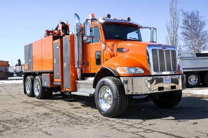 2018 Peterbilt 348 with 2017 Foremost