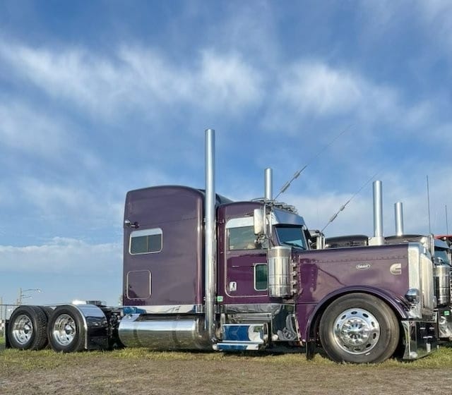 Peterbilt 389 2023