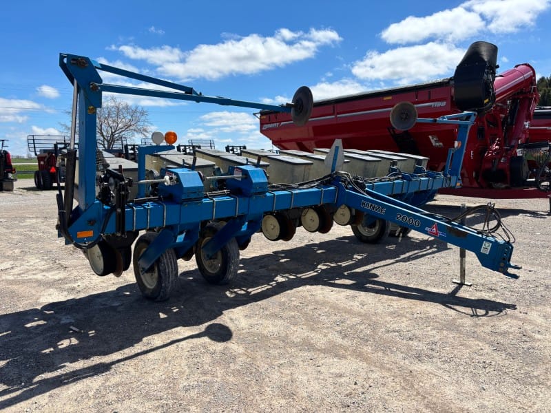 KINZE 2000 8 ROW PLANTER