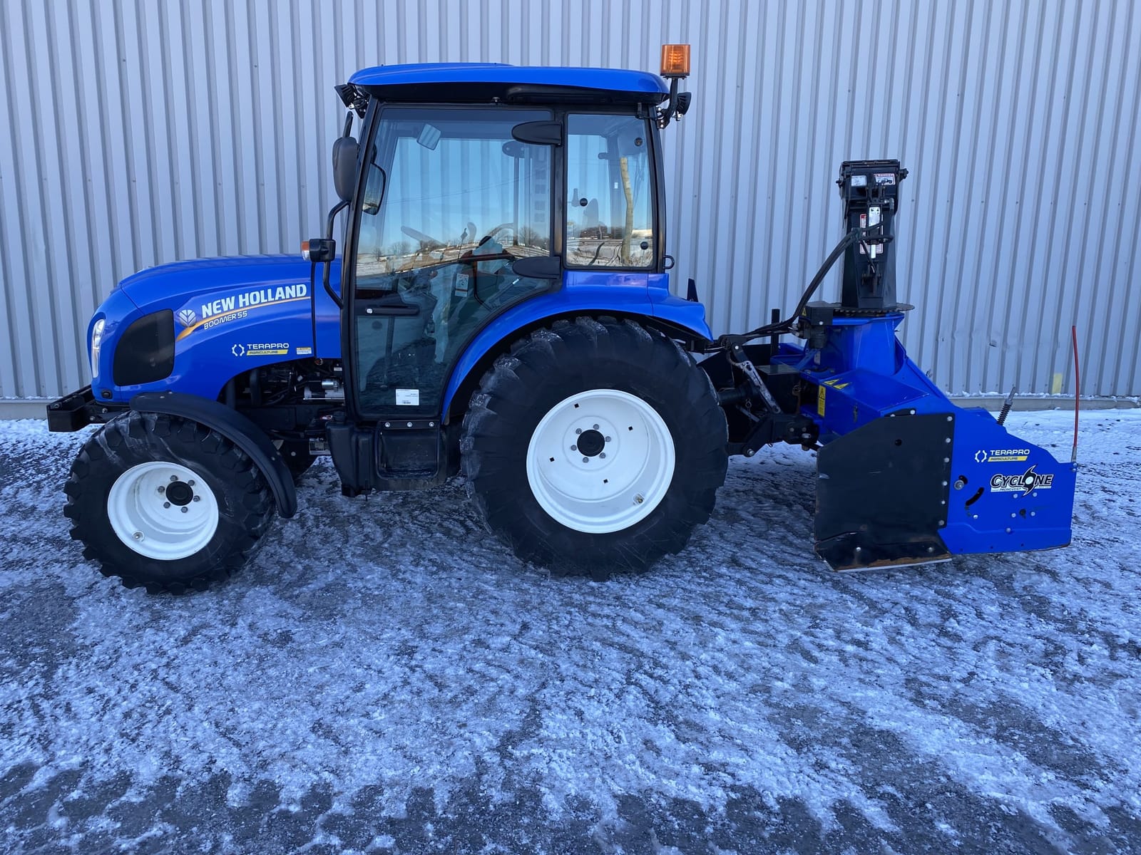 NEW HOLLAND BOOMER 55