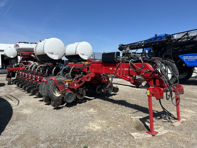 2013 MASSEY FERGUSON 8824 CORN PLANTER
