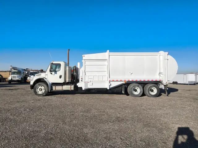2013 FREIGHTLINER M2106 GARBAGE TRUCK MCNELIUS GARBAGE REFUSE TR