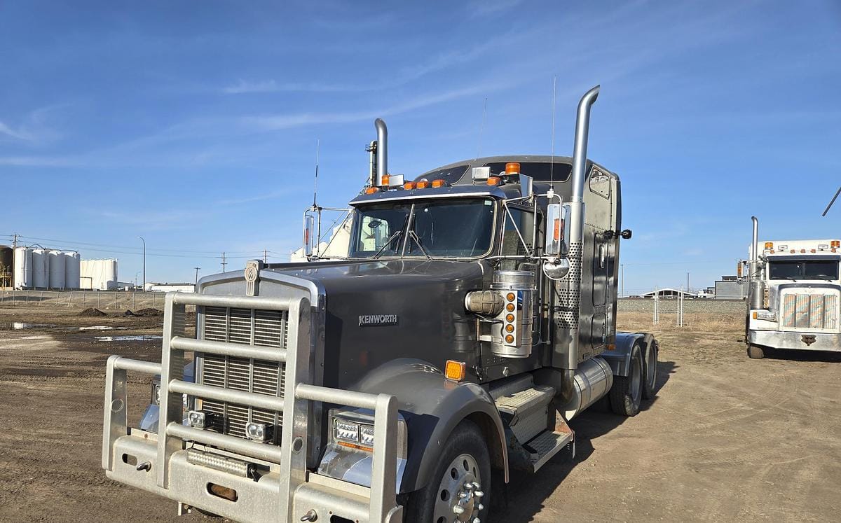 2001 Kenworth W900B Sleeper Truck Tractor
