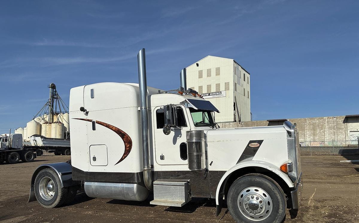 2000 Peterbilt 379 Single Axle Sleeper Truck