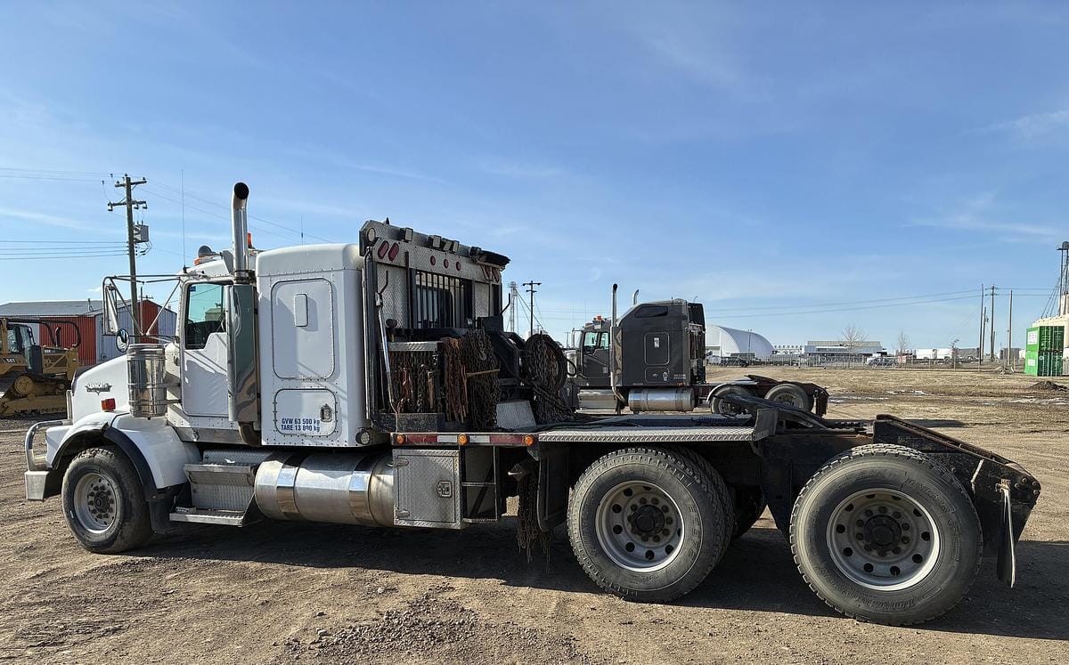 2005 Kenworth T800B Sleeper Winch Truck