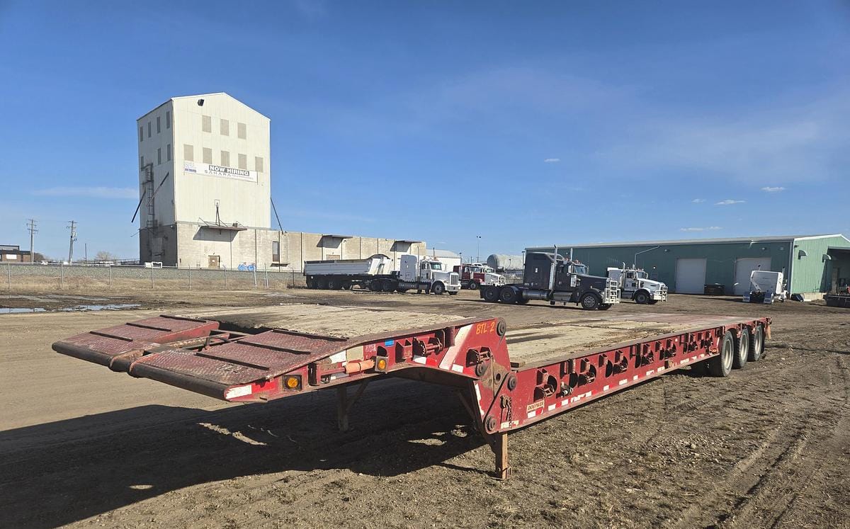 2006 Doepker 40 Ton Scissorneck Trailer