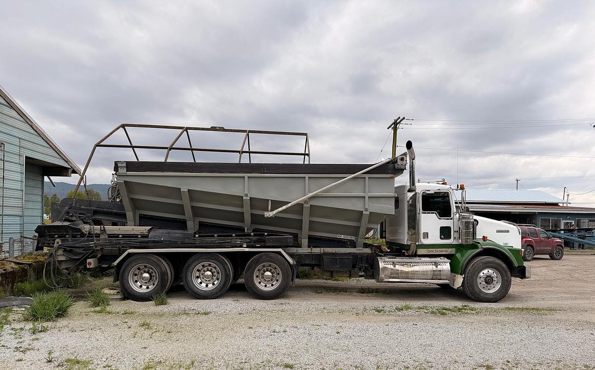 2000 Kenworth T800 Stone and Spreader Truck