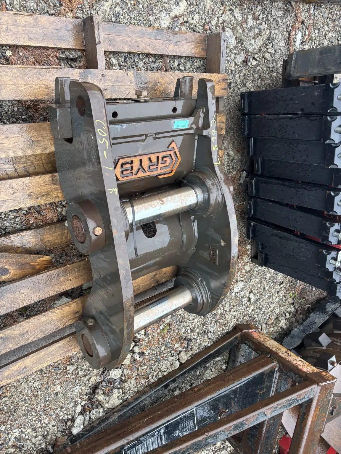 Attache rapide et godet Caterpillar 330