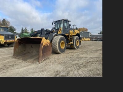 2023 John Deere 744 P