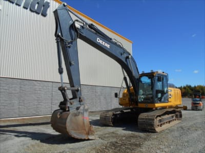 2022 John Deere 210G LC