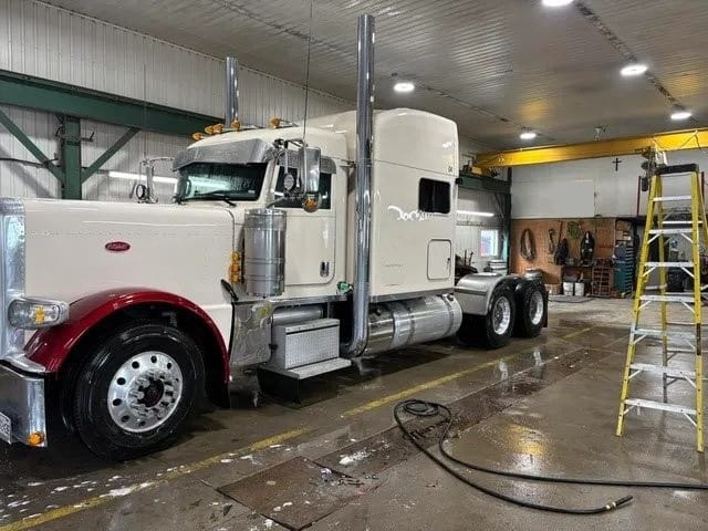 Peterbilt 389 2023