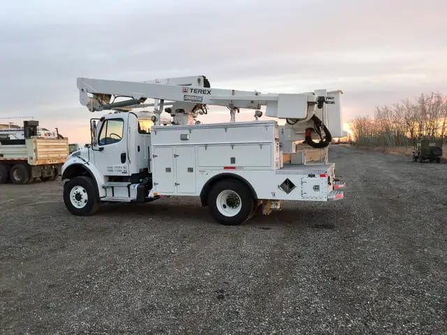 2011 FREIGHTLINER M2 106 S/A BUCKET TRUCK C/W TEREX HI-RANGER TL