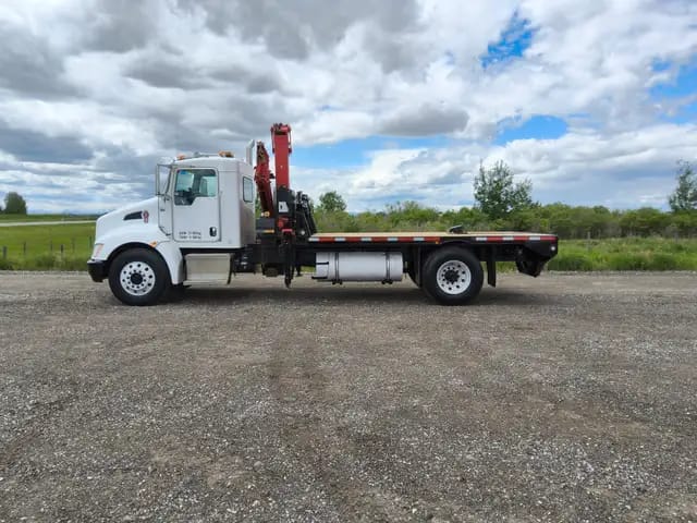 2013 Kenworth T370 S/A FLAT DECK C/W FERRARI FZ14A4 KNUCKLE BOOM