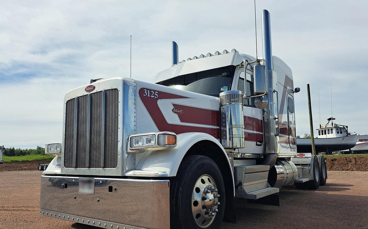 2025 Peterbilt 589 Sleeper Truck Tractor