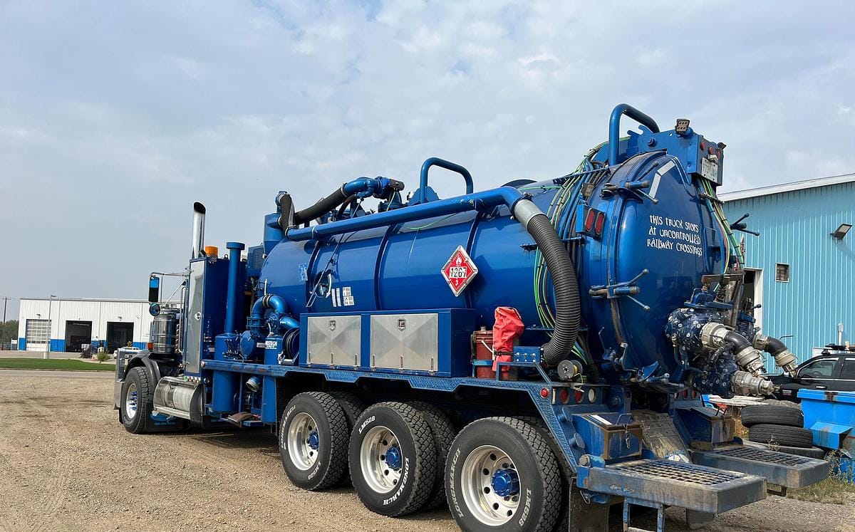 2002 Kenworth T800B Combo Vac Truck