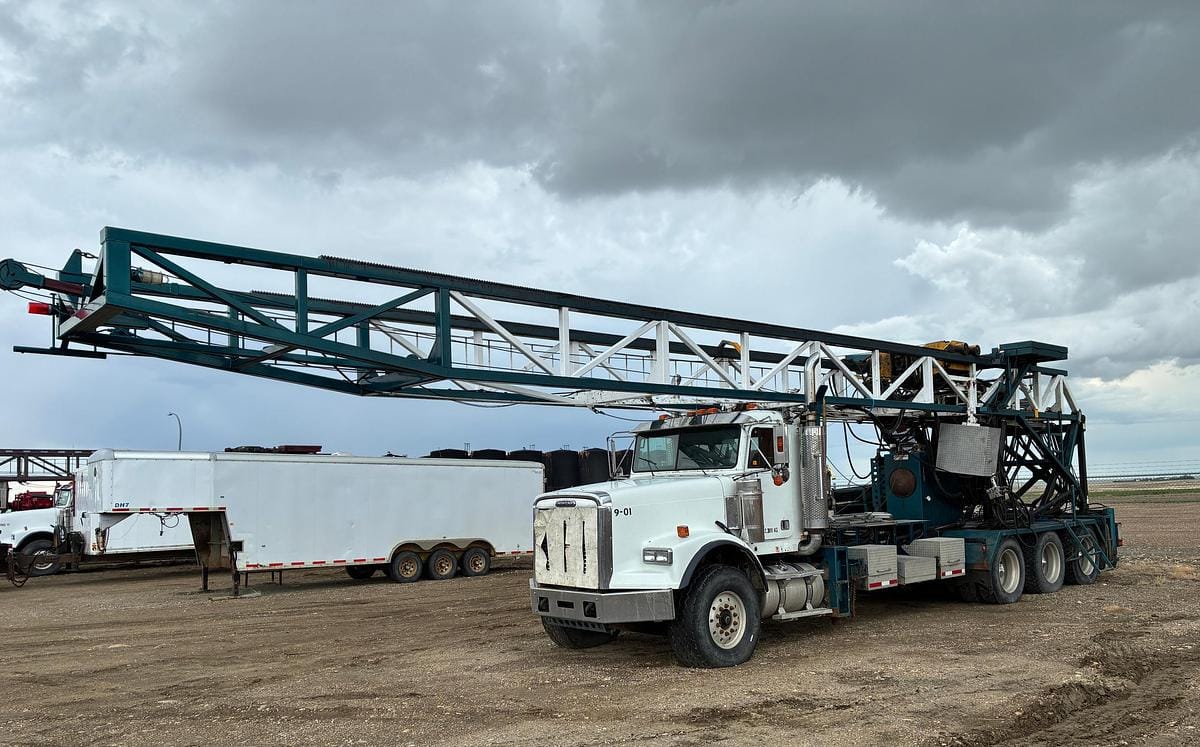 2005 Freightliner FLD120SD Snubbing Rig Truck