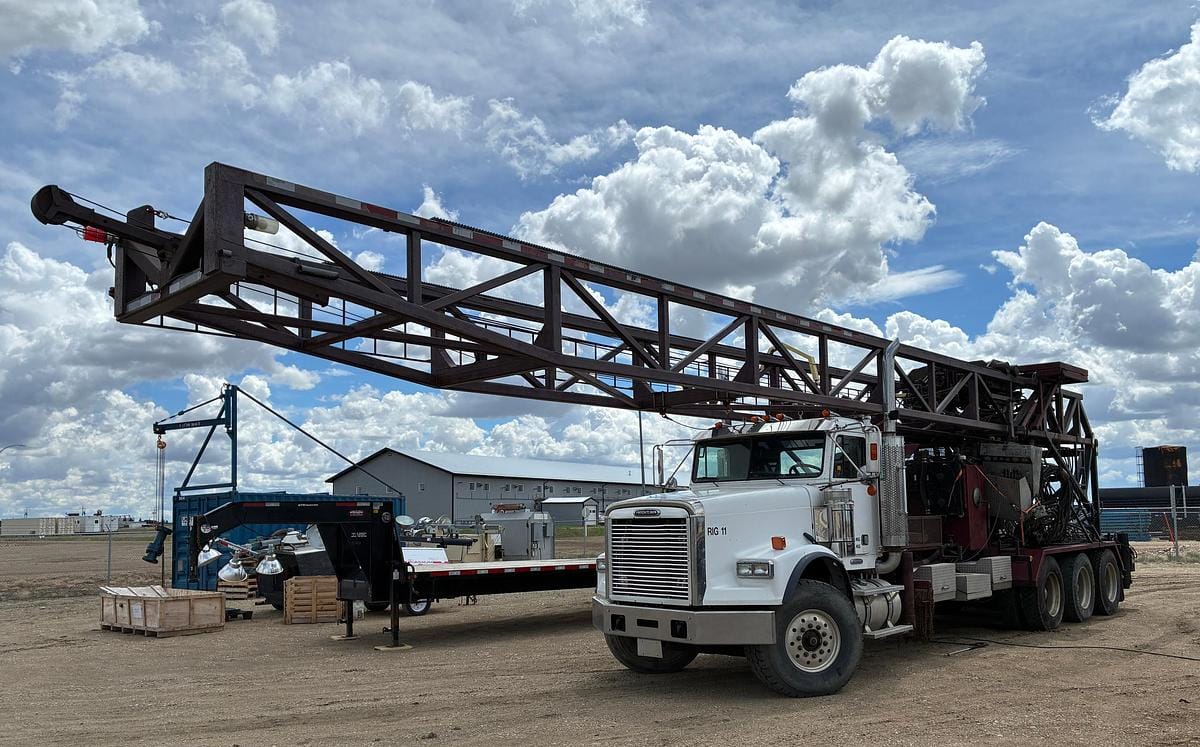 2004 Freightliner FLD120 Snubbing Rig Truck