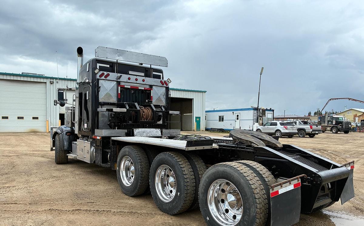 2016 Peterbilt 367 Winch Truck