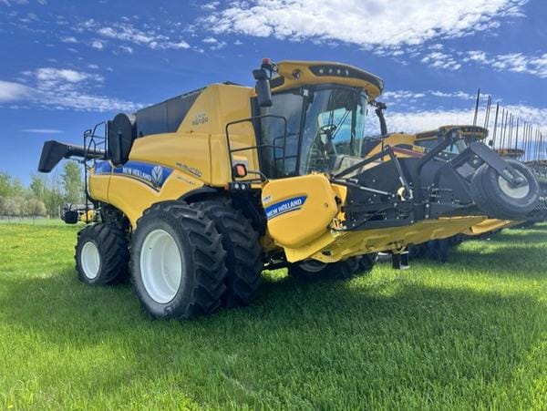 2022 New Holland CR8.90