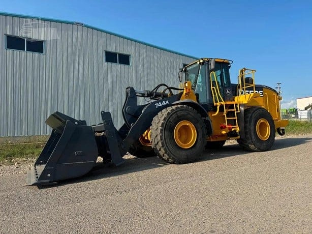 2011 DEERE 744K