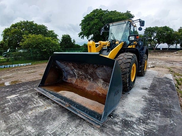 2023 KOMATSU WA380-8