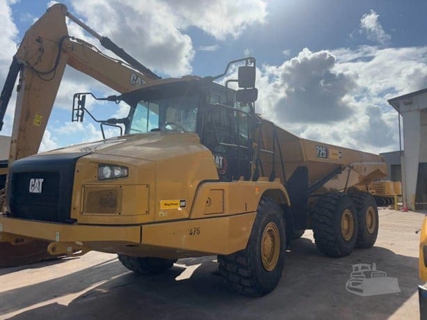 2025 CATERPILLAR 725