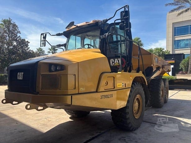2024 CATERPILLAR 725