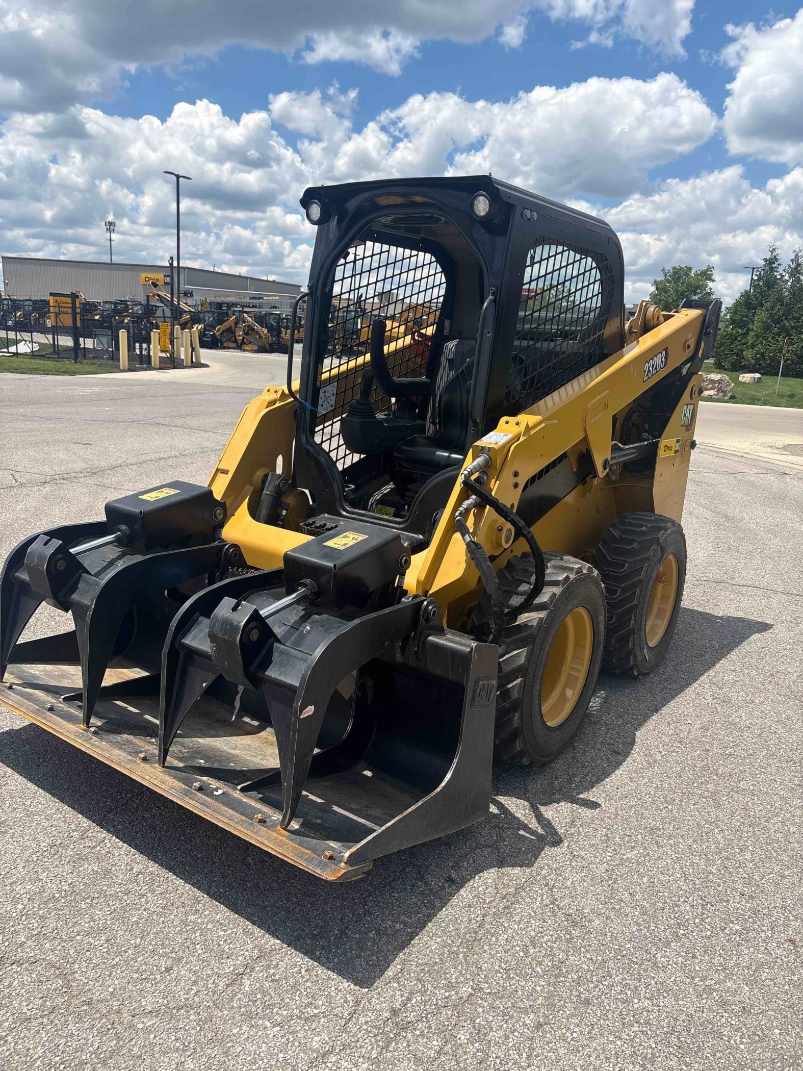 2022 CAT 232D3 C1H1
