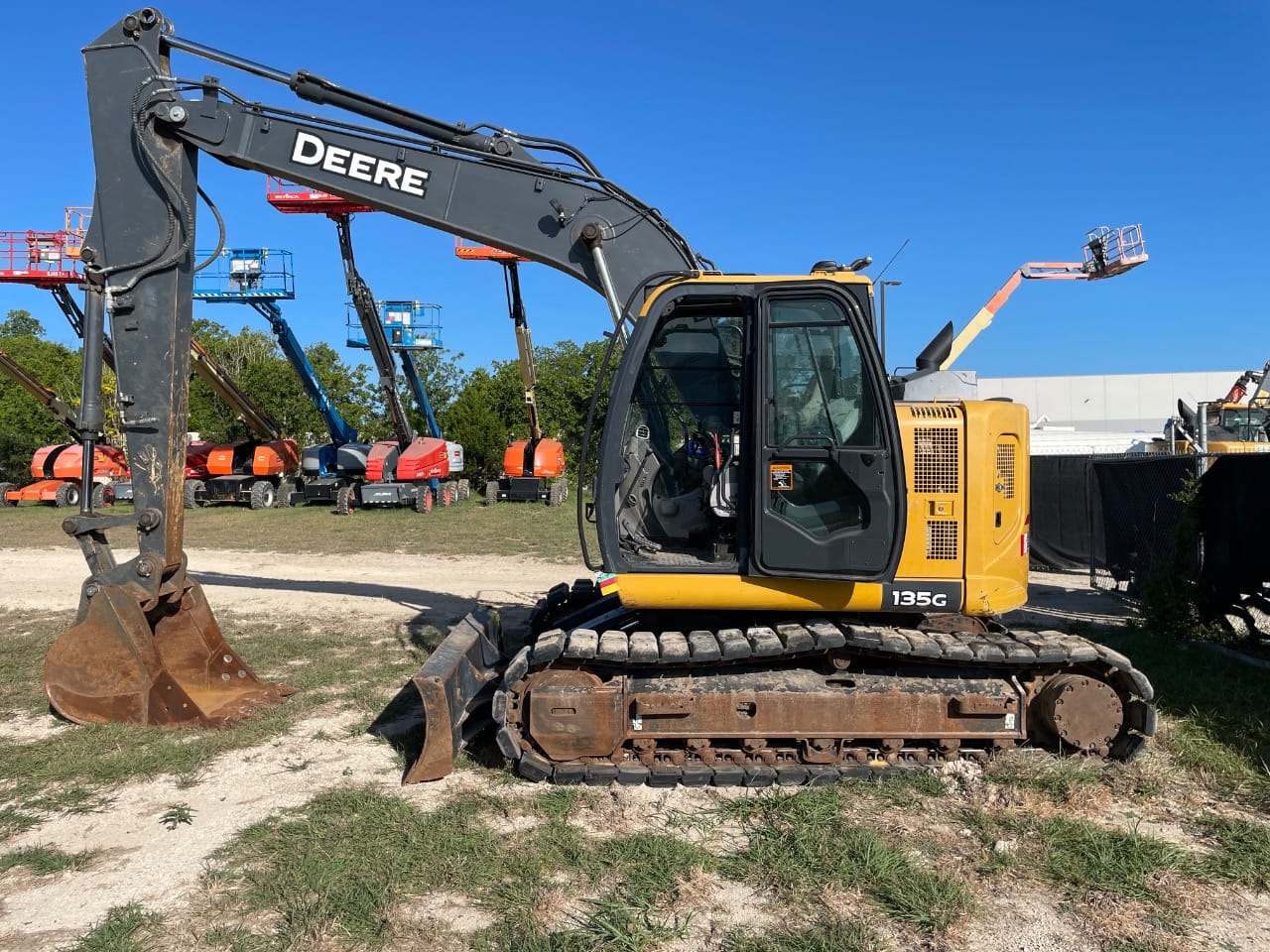 2021 JOHN DEERE 135G W/BLADE