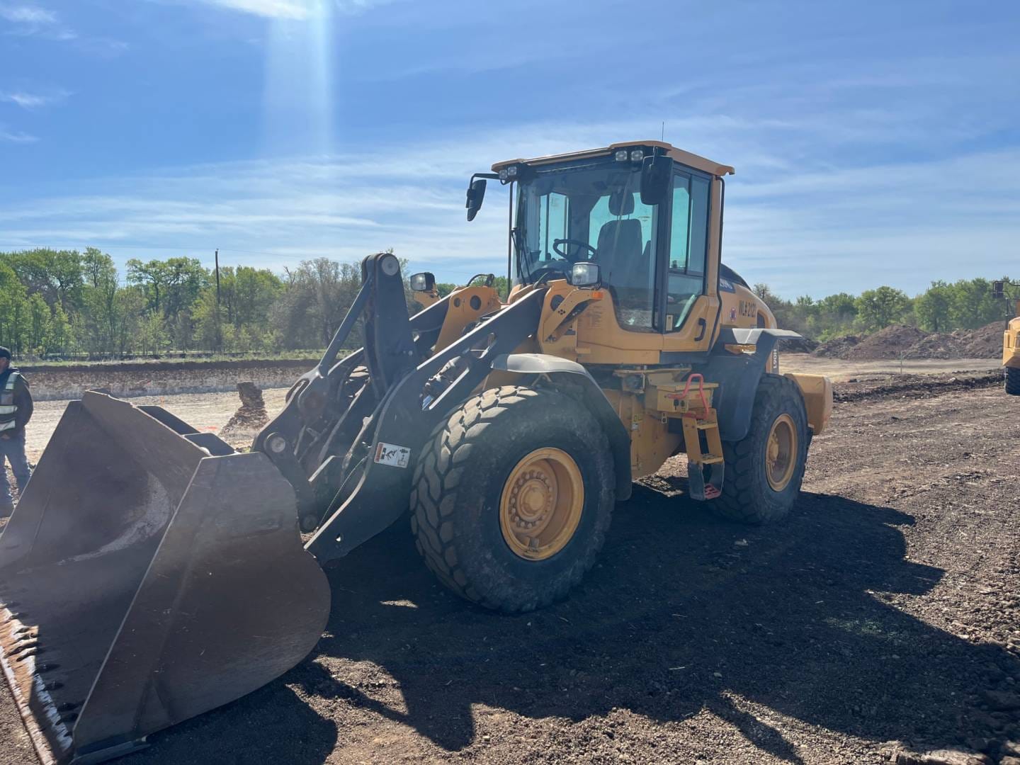 2022 VOLVO L90