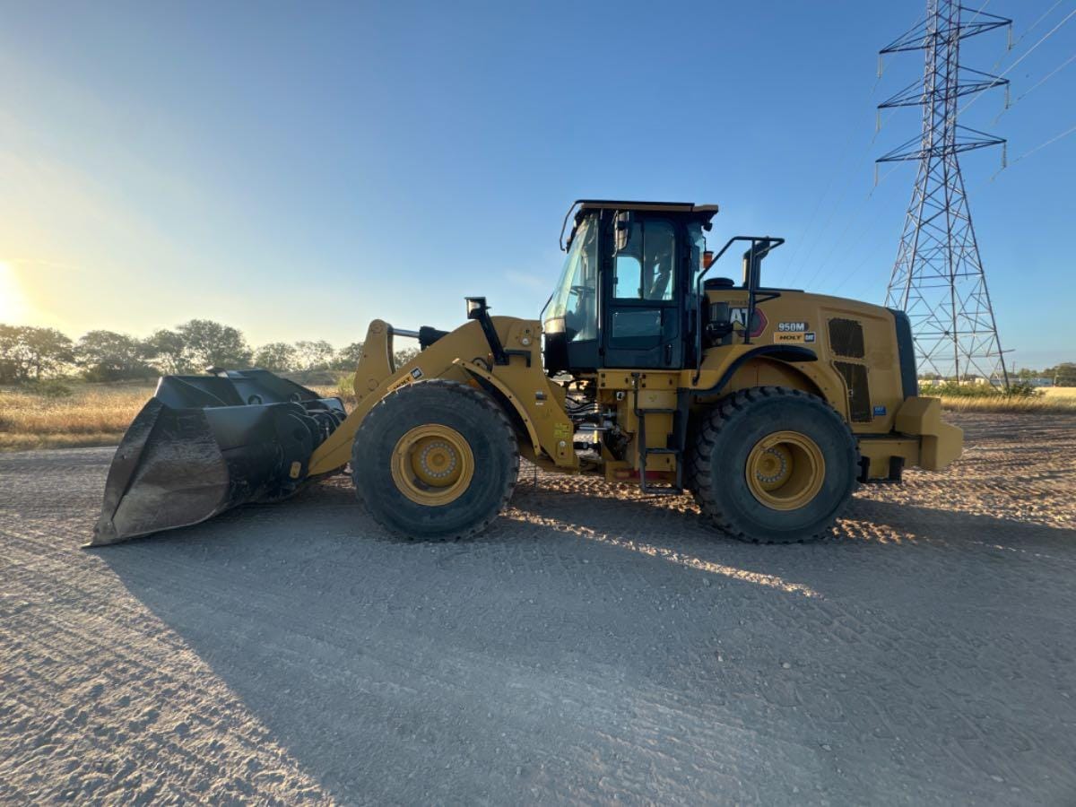2022 CAT 950M QC