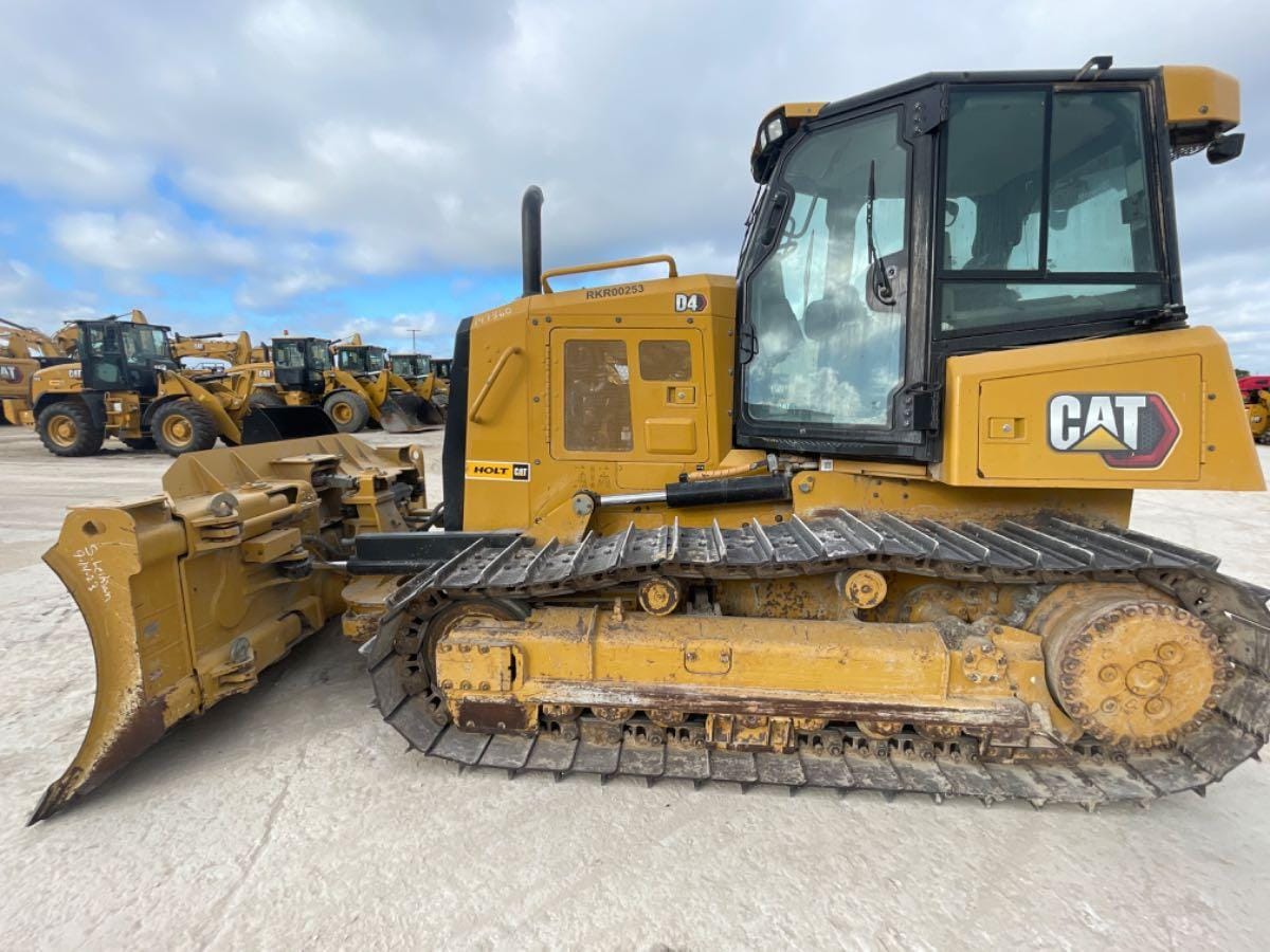 2022 CAT D4 CAB