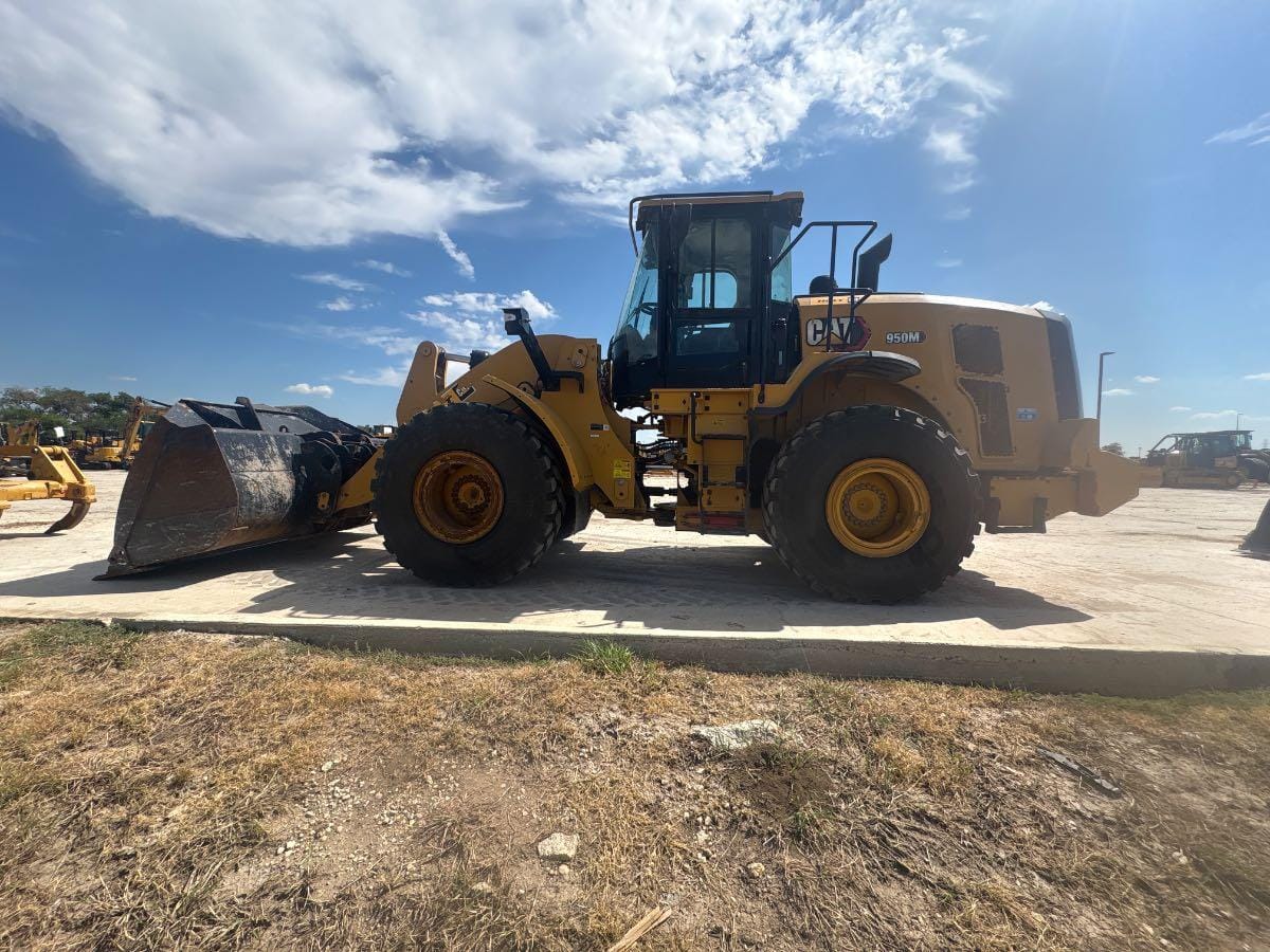 2021 CAT 950M QC