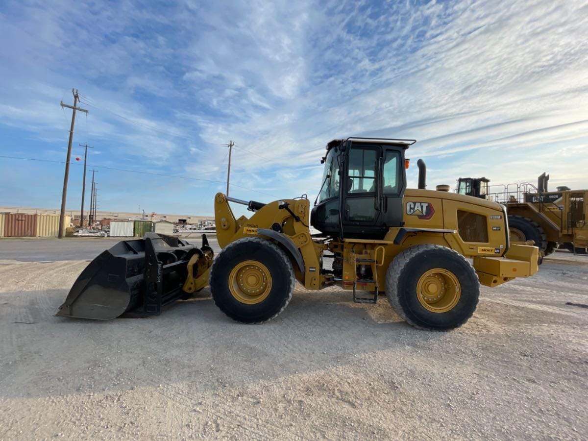 2021 CAT 938M QC