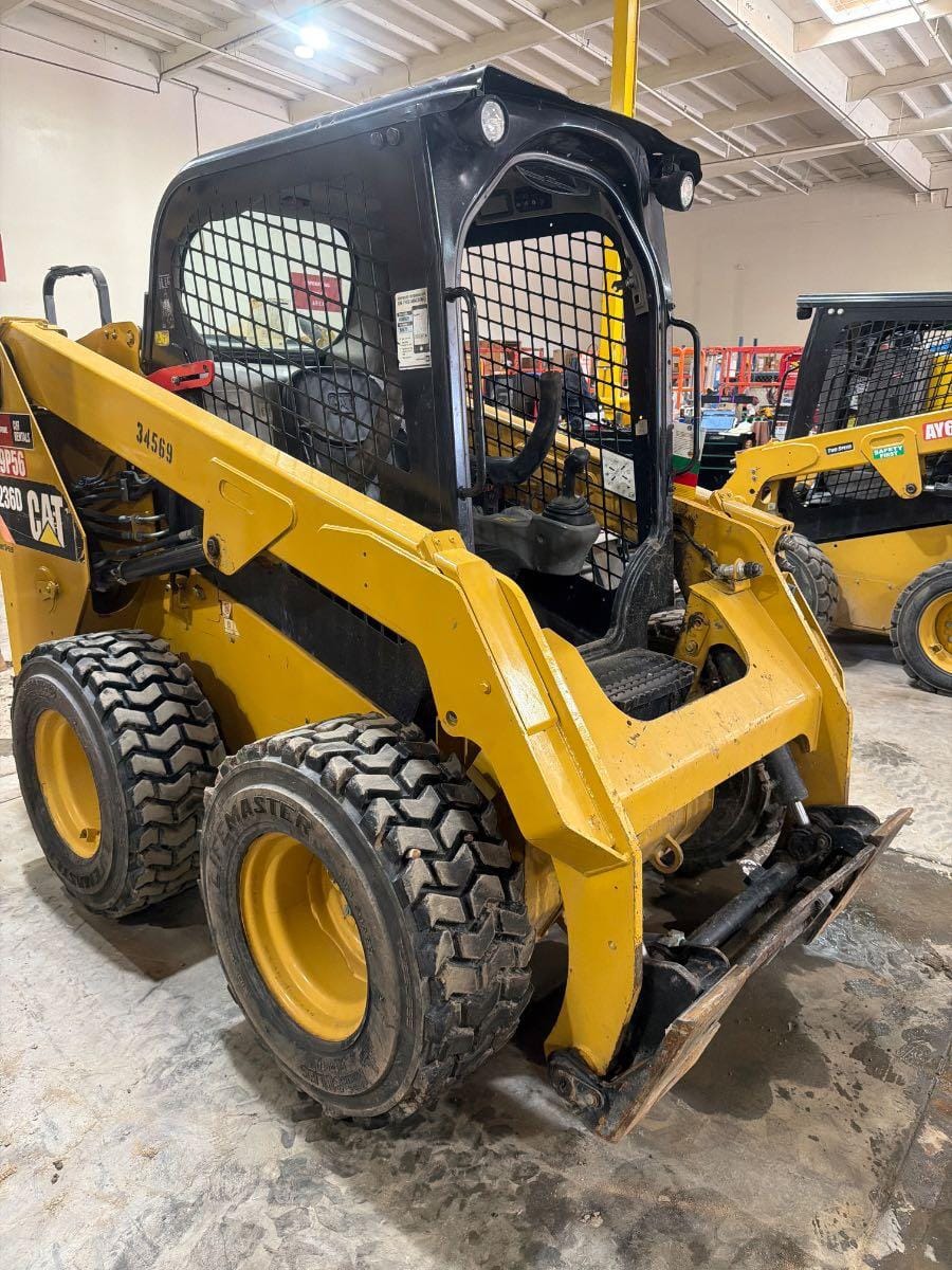2017 CAT 236D