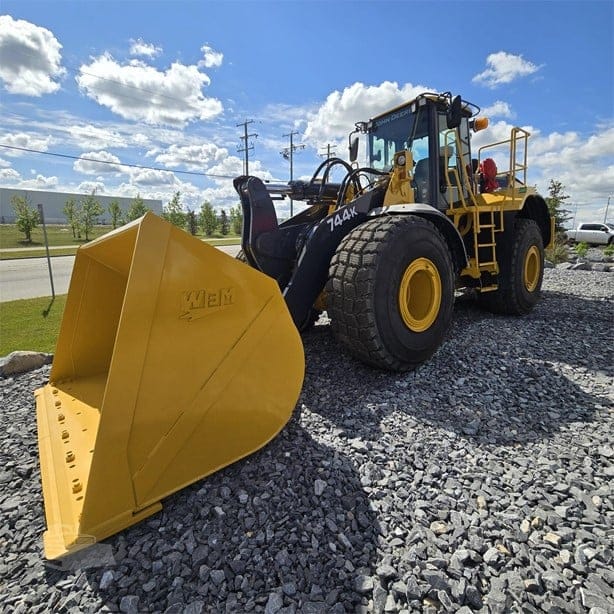 2011 DEERE 744K