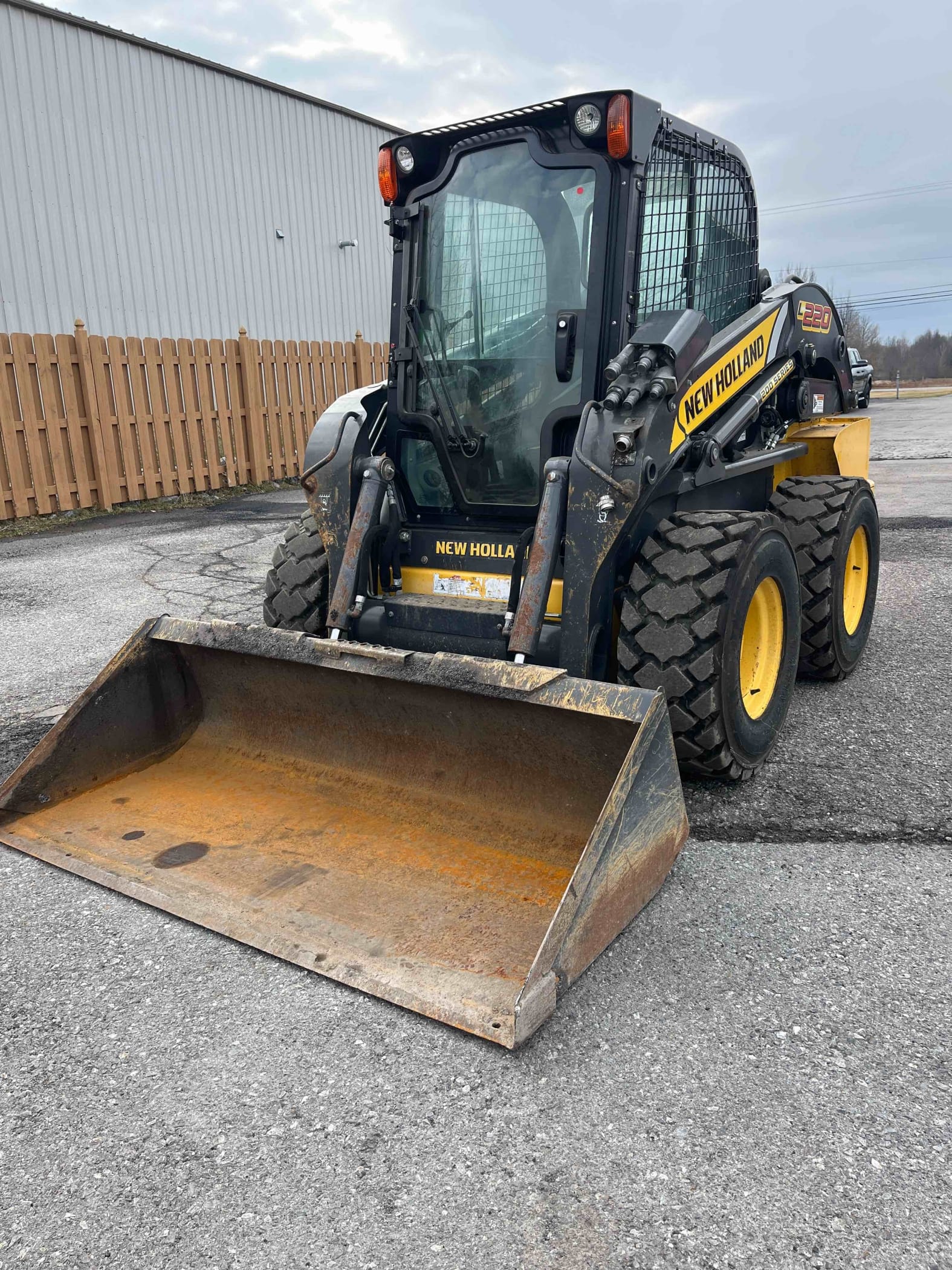 2017 NEW HOLLAND LTD. L220