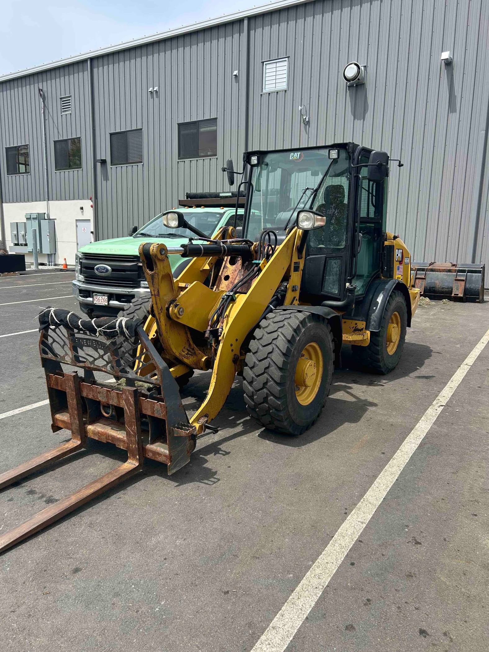 2022 CAT 906M