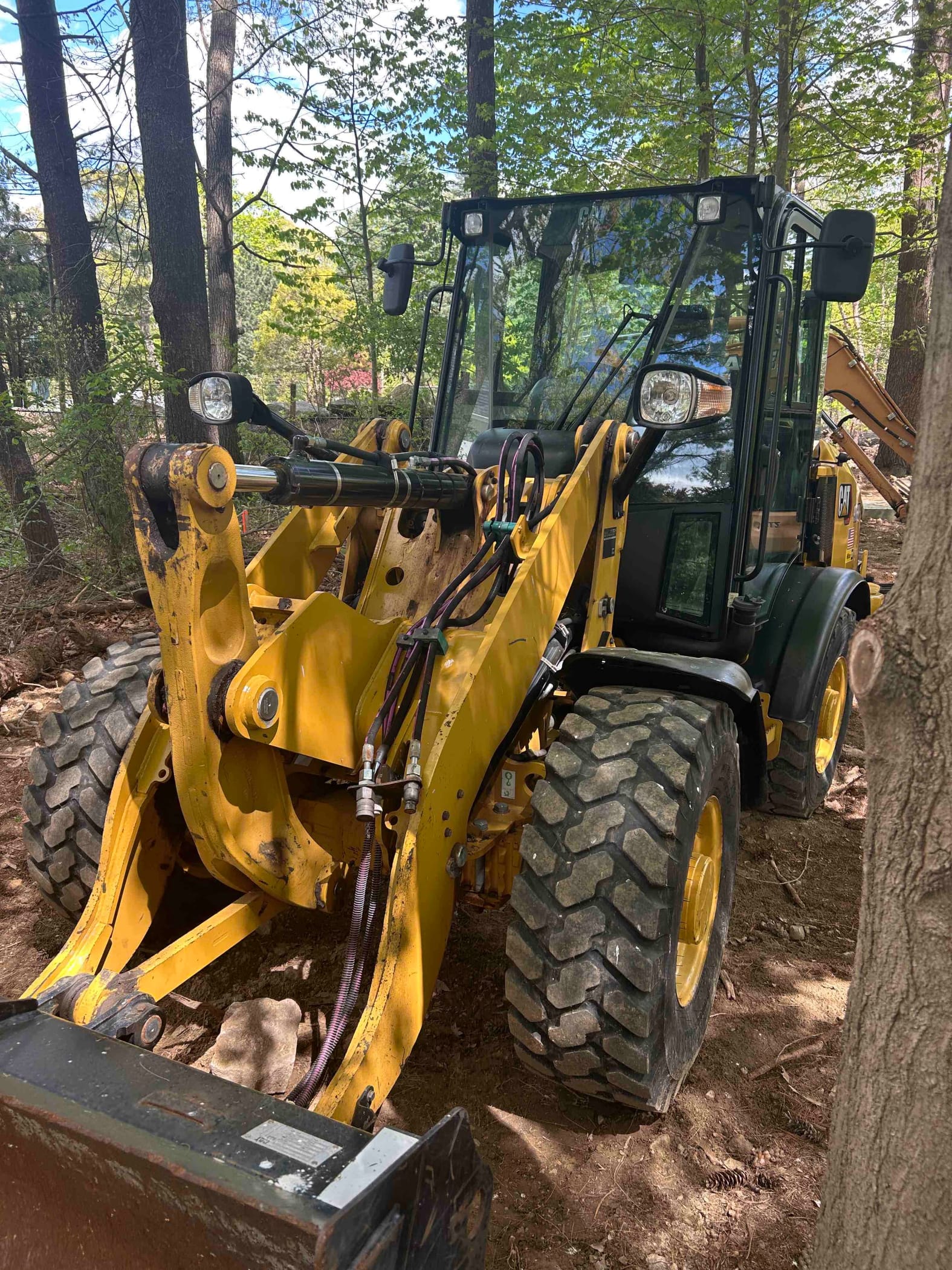 2022 CAT 906M