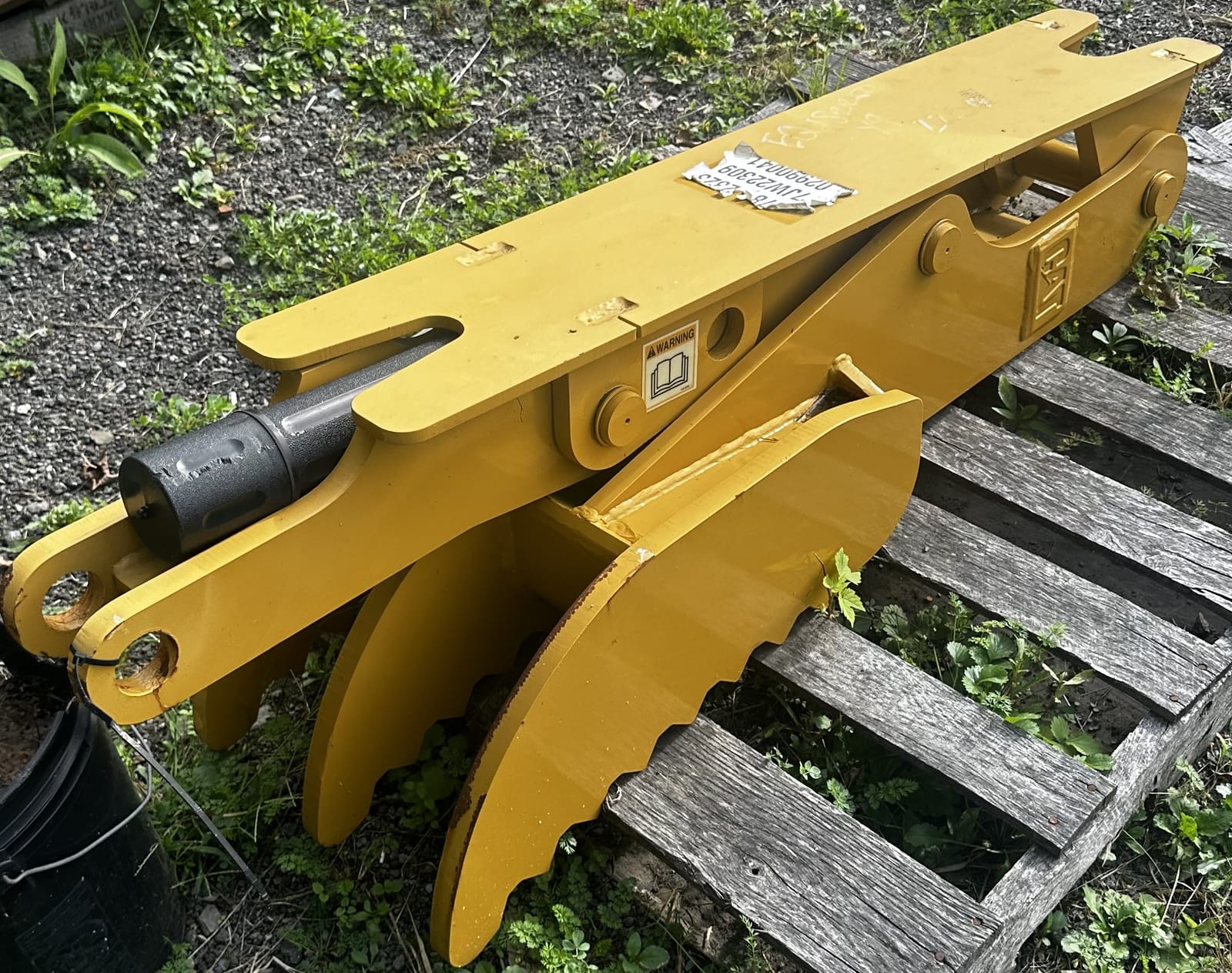 2021 CAT 318D-319D STIFF LINK THUMB