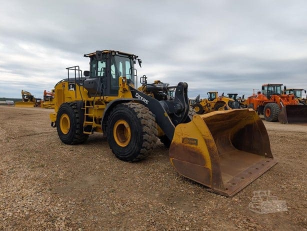 2020 DEERE 744L