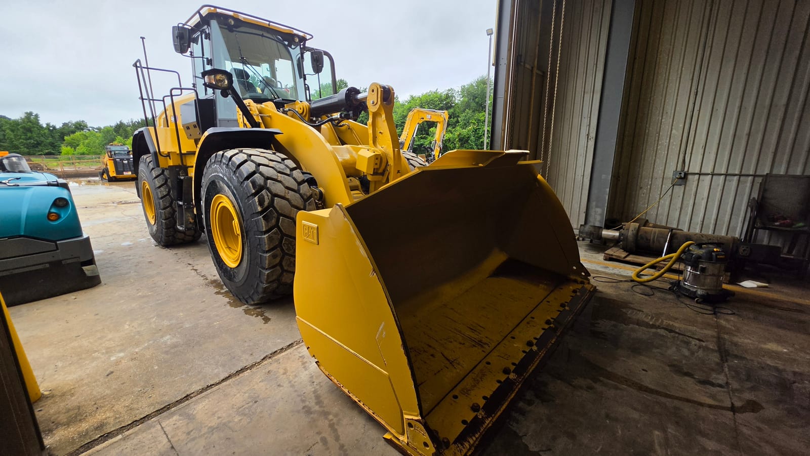 2025 Cat 966