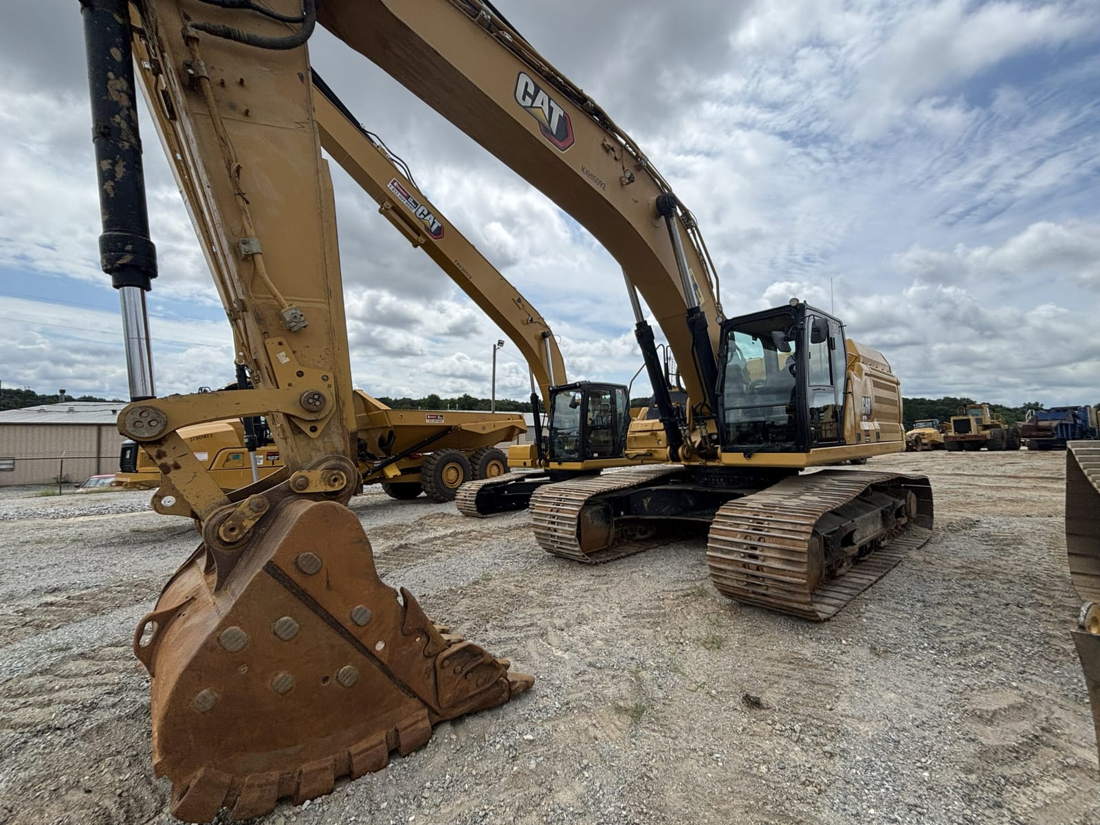 2023 Cat 352FG