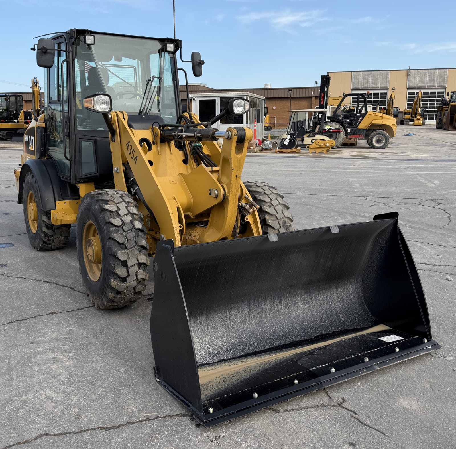 2019 Cat 906M