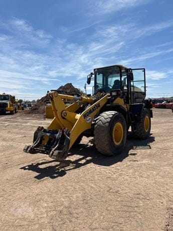 2017 KOMATSU WA270-8