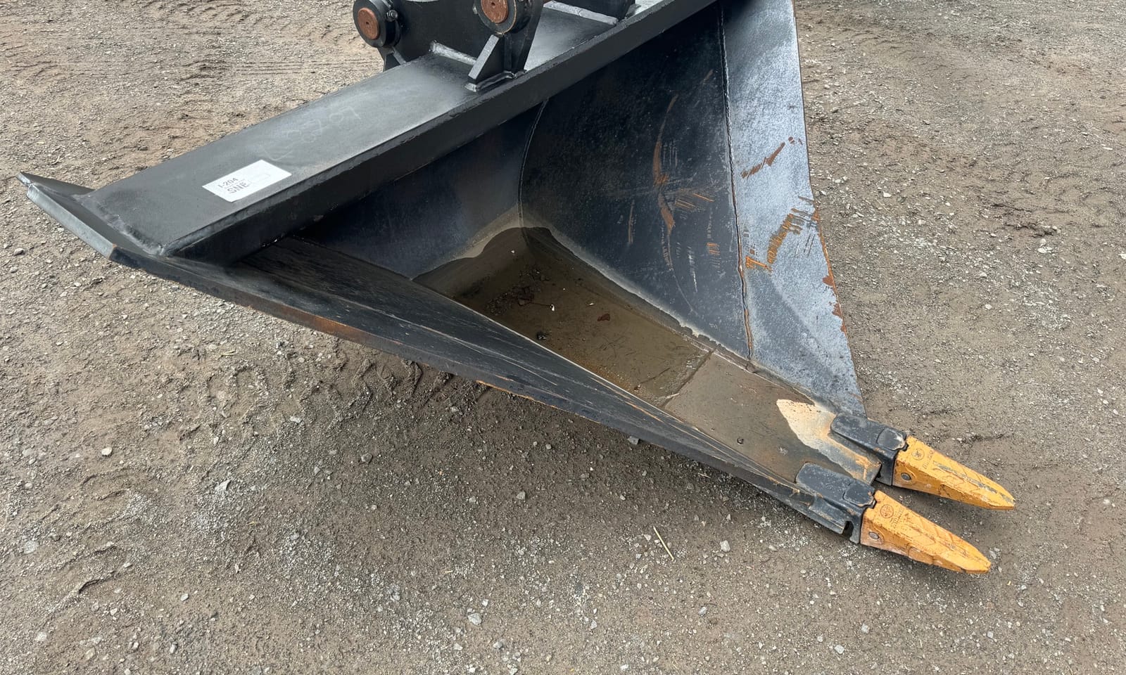 V-Bucket. Fits 10–15 ton excavators.