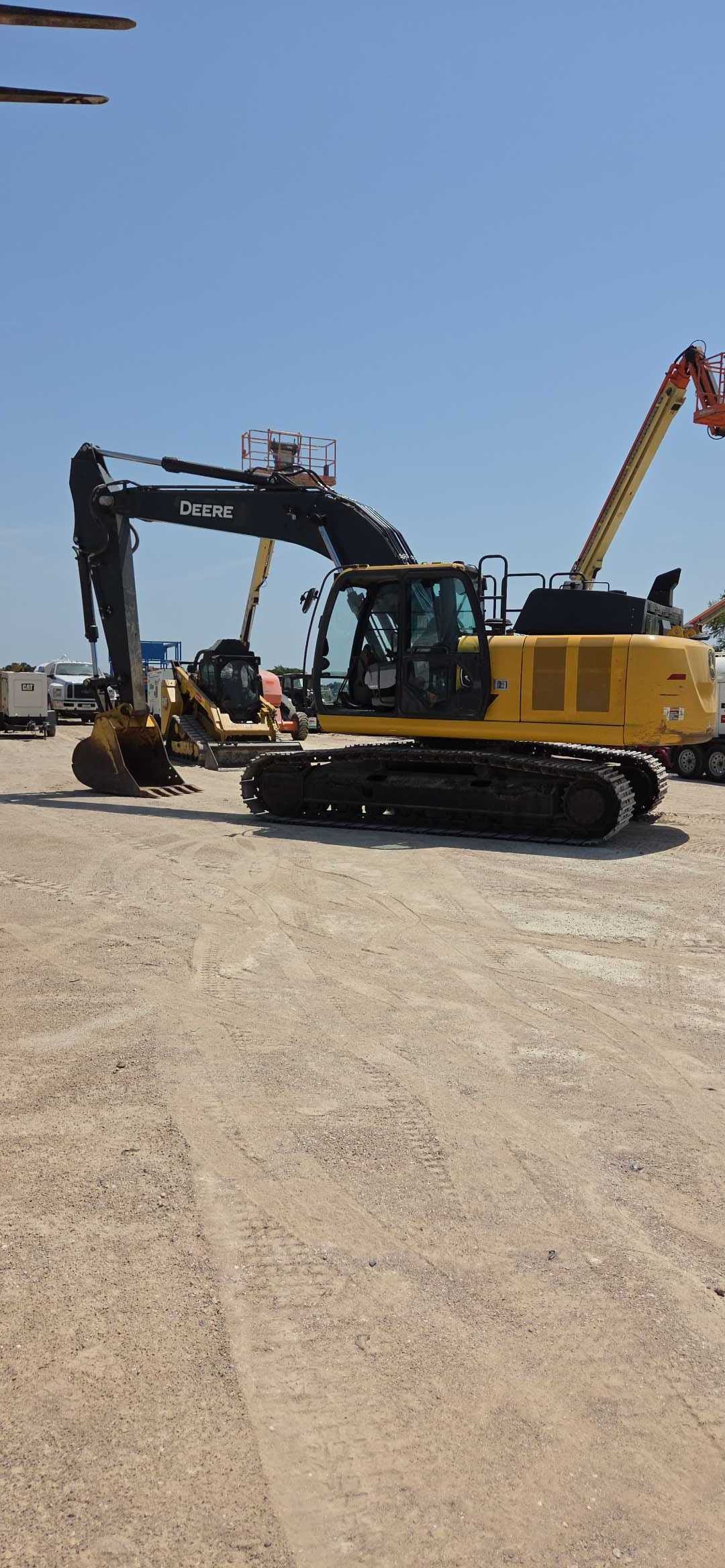 2023 JOHN DEERE 210P