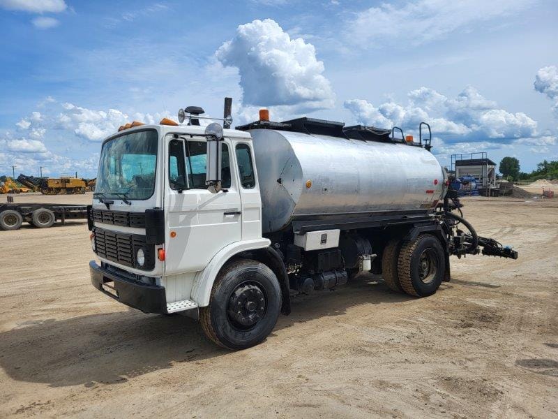 1992 Mack 												Oil Distributor